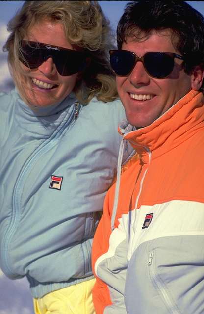 Pareja con gafas desol y ropa de esqu�